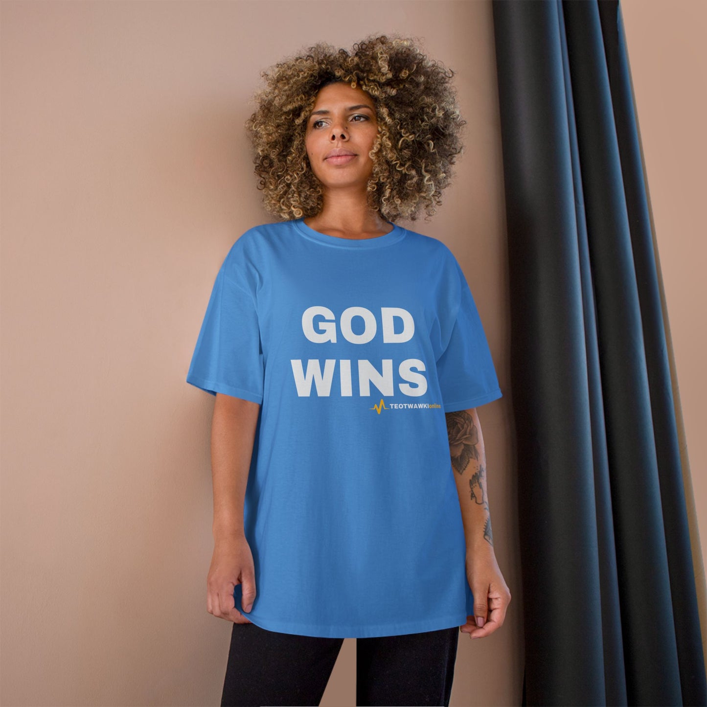 GOD WINS – Champion® T-Shirt