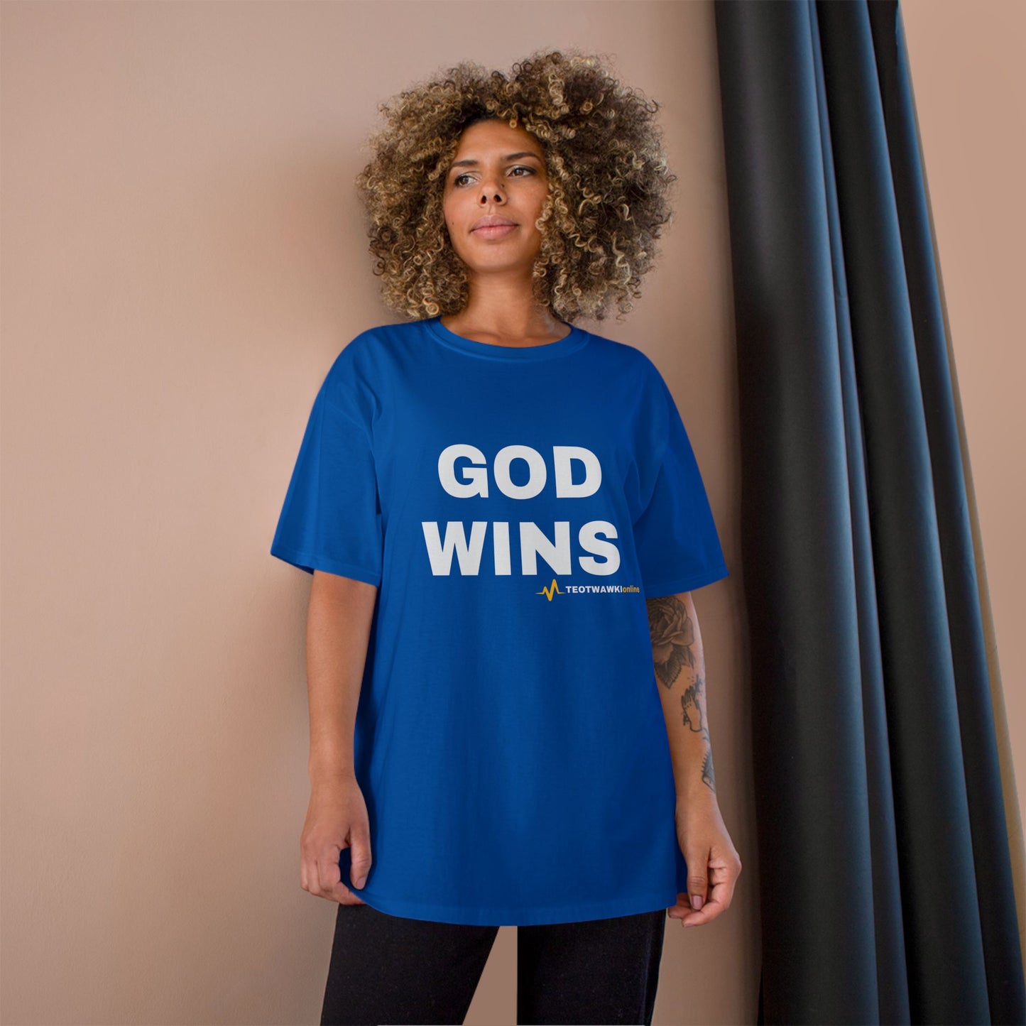 GOD WINS – Champion® T-Shirt